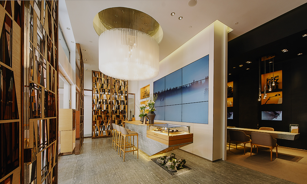 The welcome lobby is inviting and sophisticated. The magnificent chandelier symbolizes the clouds and fog which often hovers above the Vallée de Joux, while the lights are inspired by rain drops that frequents Le Brassus.