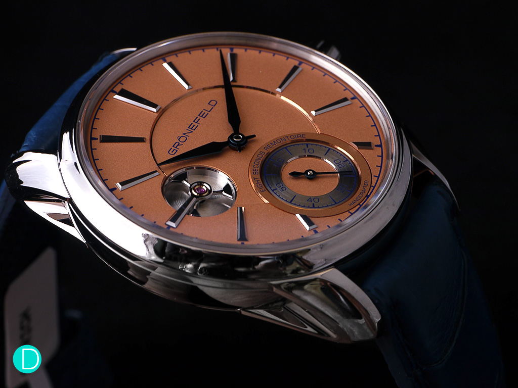 Grönefeld 1941 Remontoire in white gold with a beautiful copper-salmon dial. This is our preferred version. Although the white gold version with the black dial also calls out our name. 