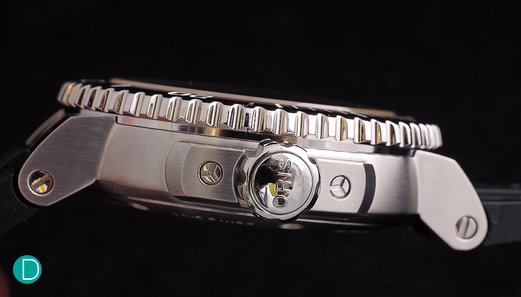 The crown and the serrated edge of the bezel allows it to be an easy grip, even with diving gloves on. 