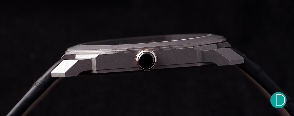 Ultra thin is the name of the game. The case height is a mere 6.85mm.